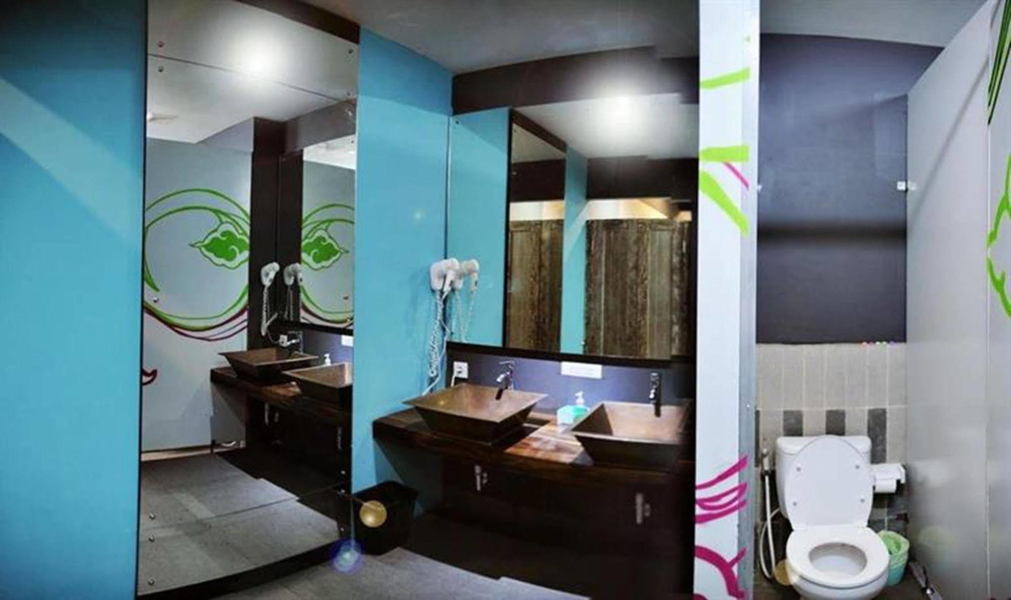 Nau Here Hostel Kuta Lombok Esterno foto