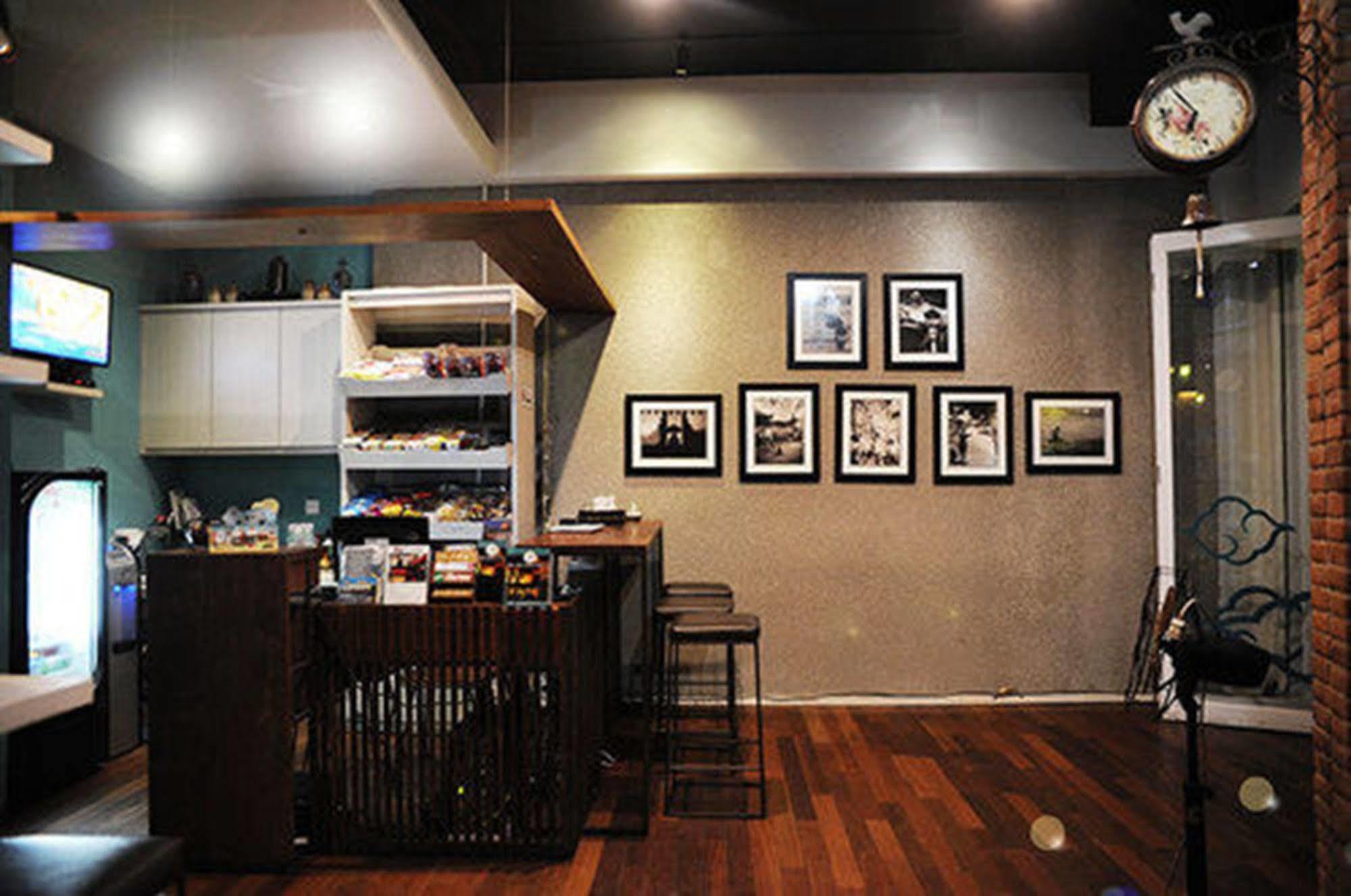 Nau Here Hostel Kuta Lombok Esterno foto